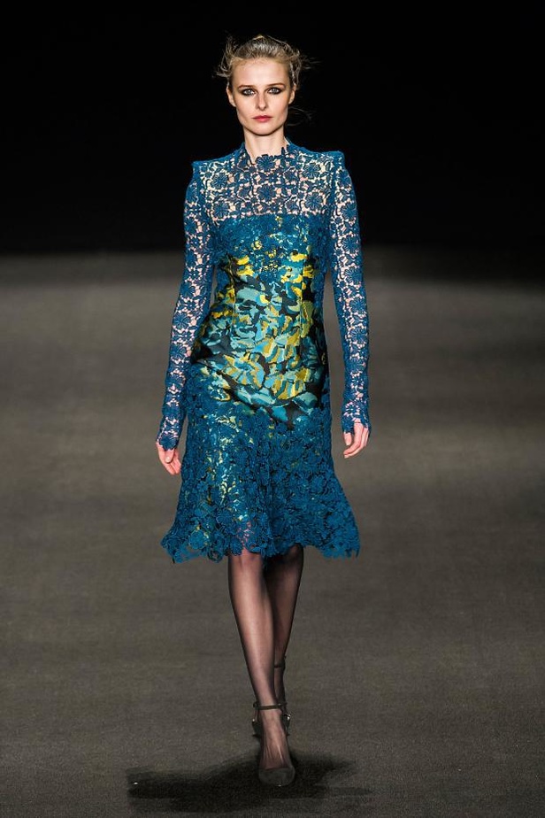 Monique Lhuillier تُعيد جمال الكروشيه والزخرفات الملوّنة