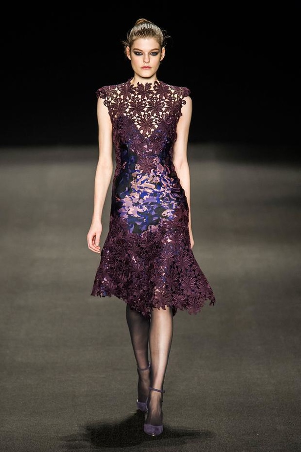 Monique Lhuillier تُعيد جمال الكروشيه والزخرفات الملوّنة