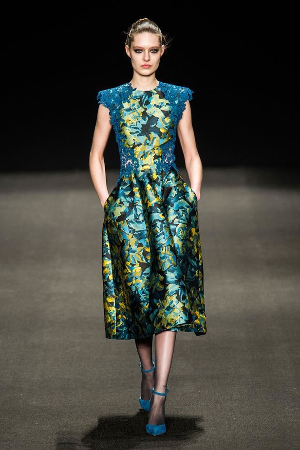 Monique Lhuillier تُعيد جمال الكروشيه والزخرفات الملوّنة