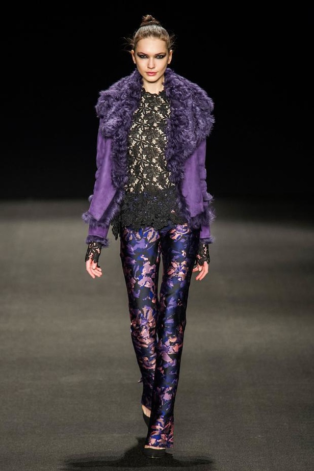 Monique Lhuillier تُعيد جمال الكروشيه والزخرفات الملوّنة