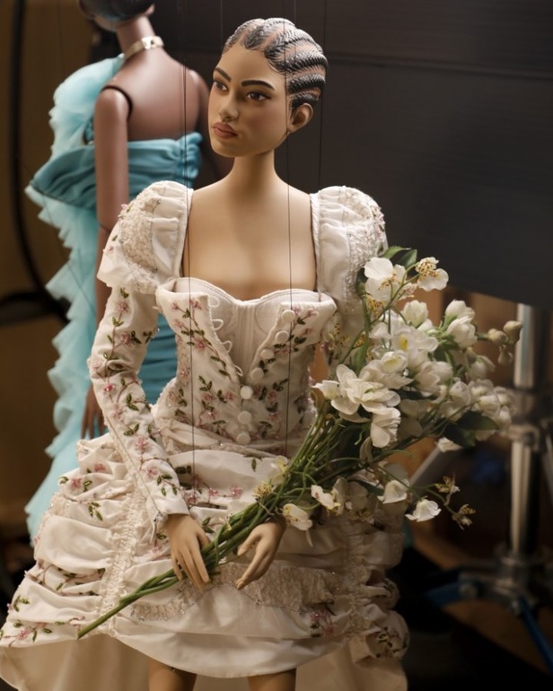 عرض أزياء مجموعة MOSCHINO لربيع وصيف 2021 في أسبوع الموضة في ميلانو