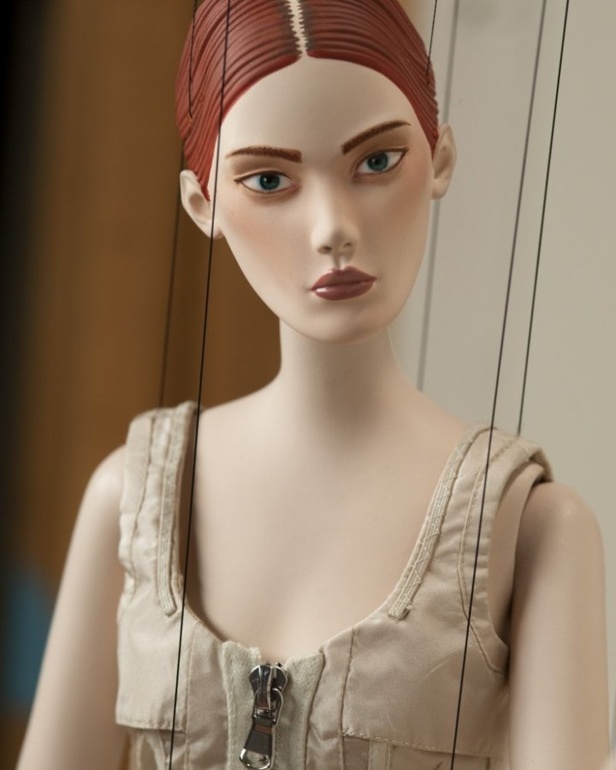 عرض أزياء مجموعة MOSCHINO لربيع وصيف 2021 في أسبوع الموضة في ميلانو