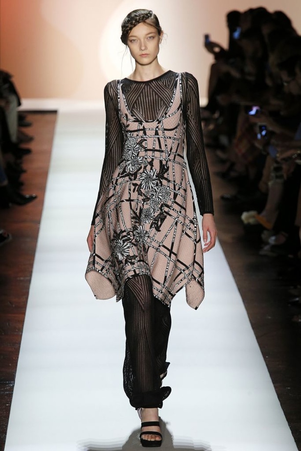 قصّات هندسية في أزياء Herve Leger