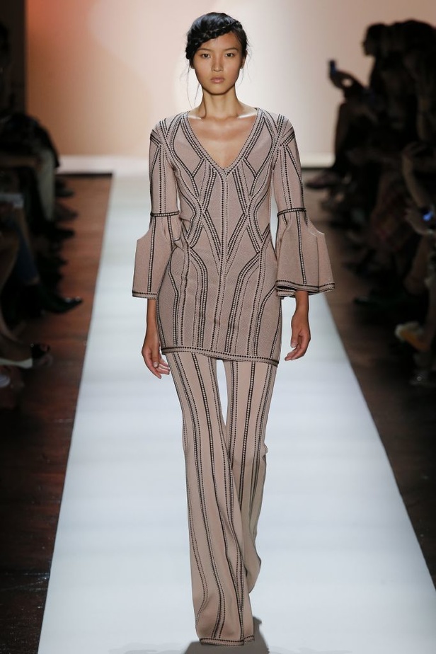 قصّات هندسية في أزياء Herve Leger