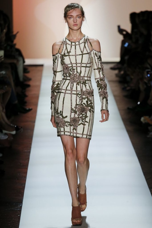 قصّات هندسية في أزياء Herve Leger