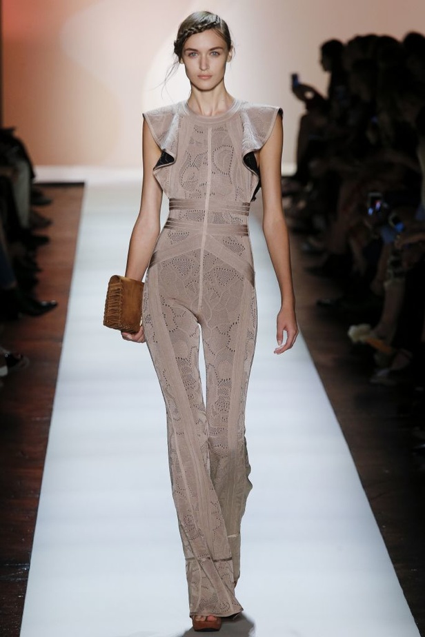 قصّات هندسية في أزياء Herve Leger