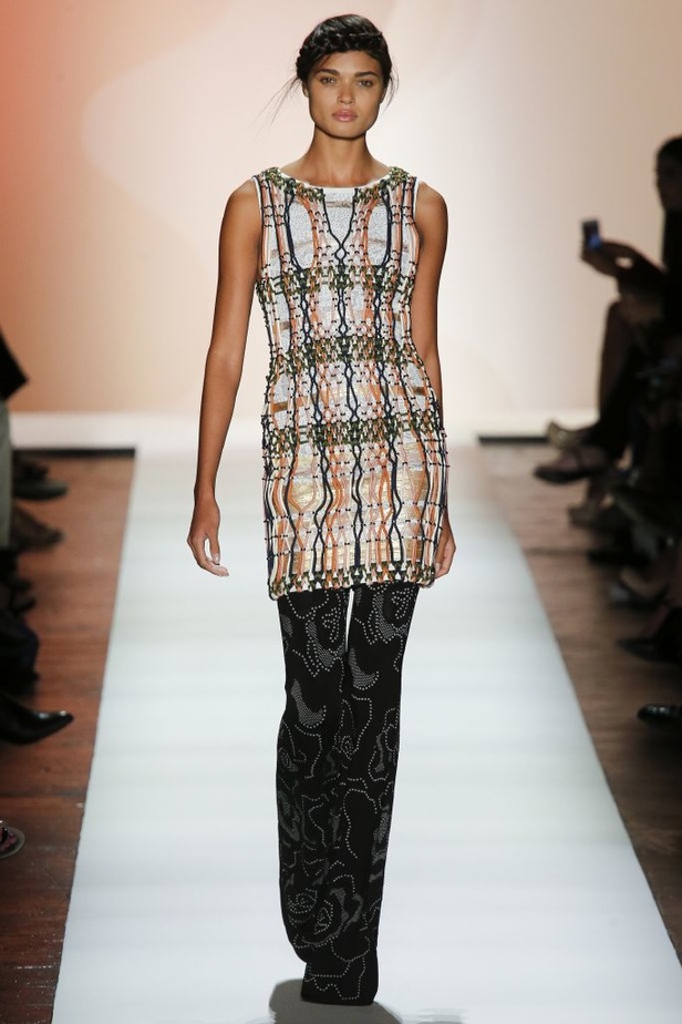 قصّات هندسية في أزياء Herve Leger