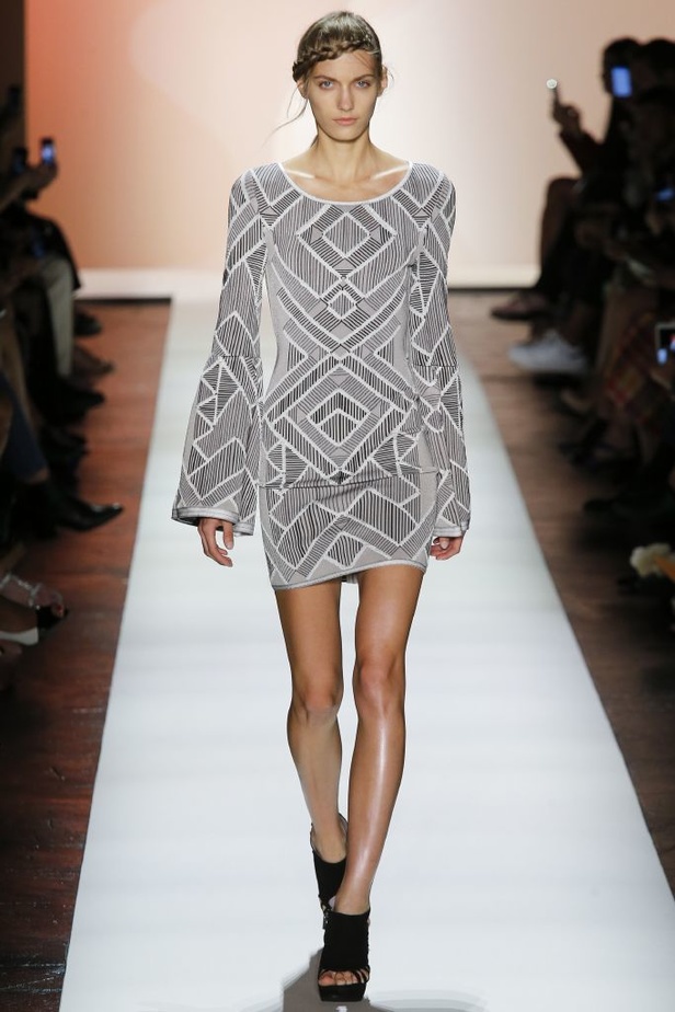 قصّات هندسية في أزياء Herve Leger
