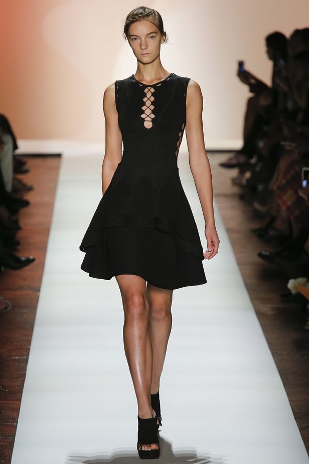 قصّات هندسية في أزياء Herve Leger