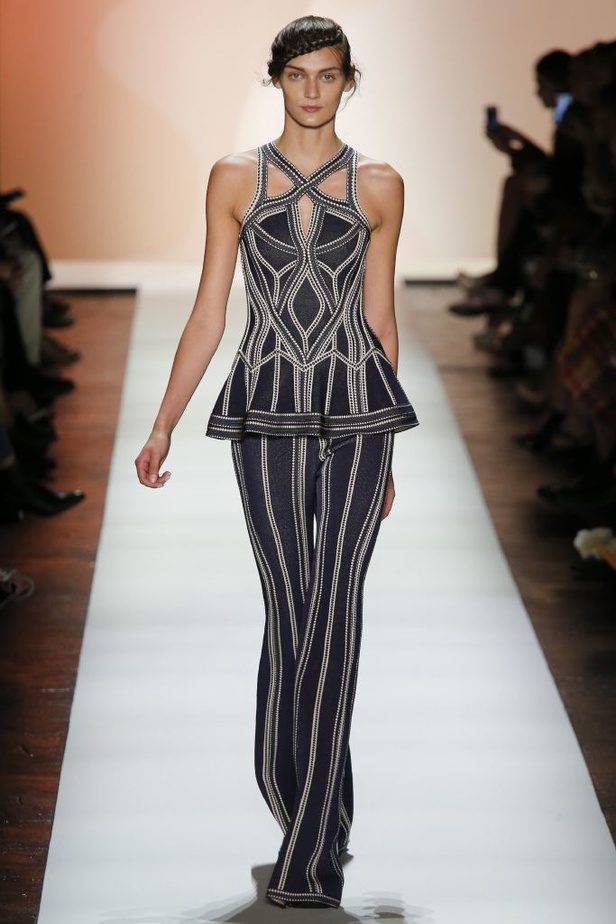 قصّات هندسية في أزياء Herve Leger