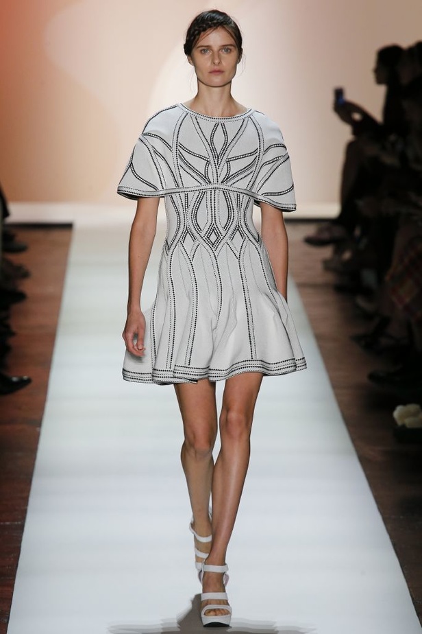 قصّات هندسية في أزياء Herve Leger