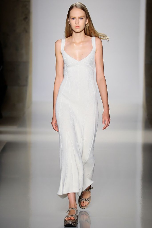 Victoria Beckham تخرج عن التقليدي بمجموعة عملية وعصرية!