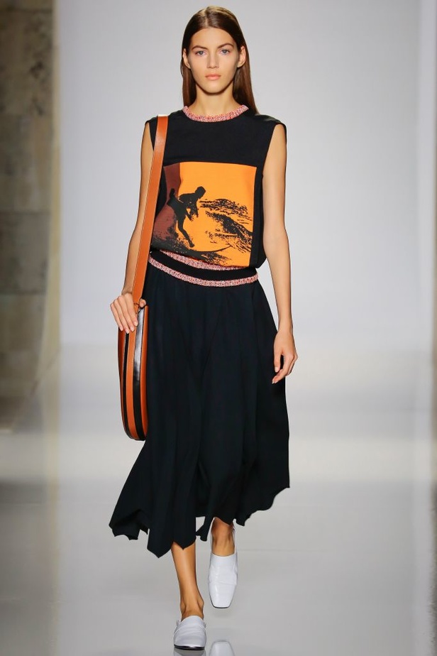 Victoria Beckham تخرج عن التقليدي بمجموعة عملية وعصرية!