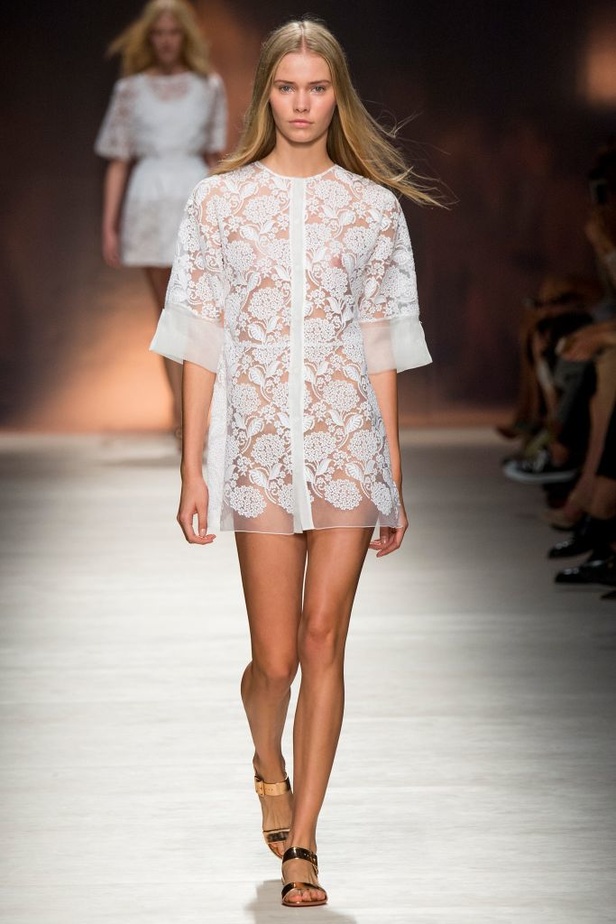 رومنسية Blumarine تنعكس بشفافية على المجموعة الجديدة