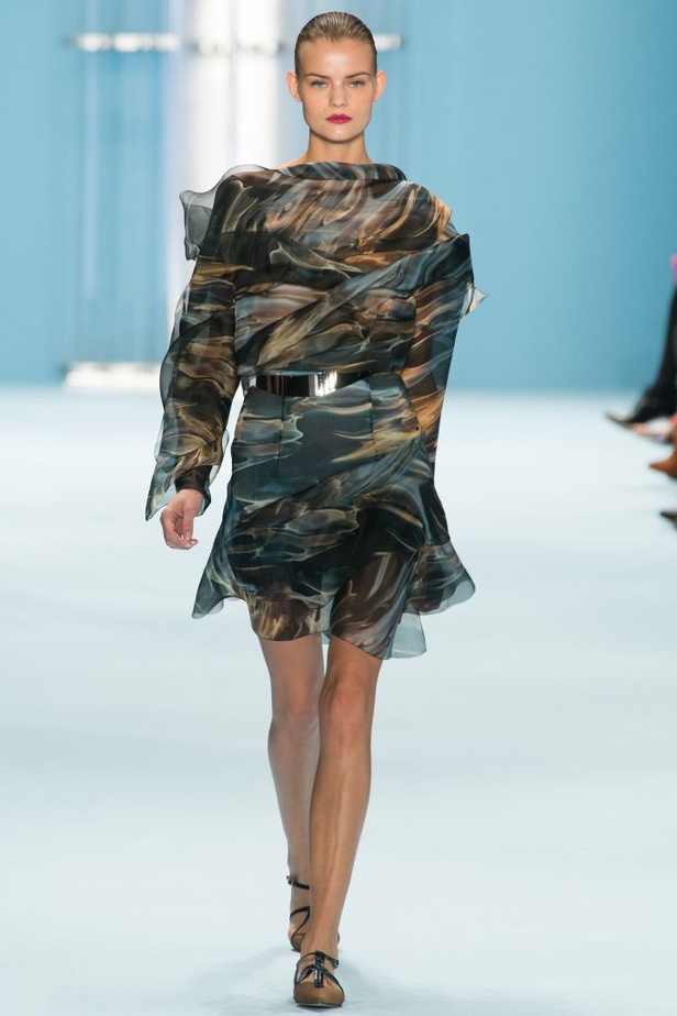 Carolina Herrera مجموعة غنية بين البحر والسماء