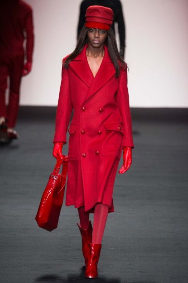 الأحمر الصارخ والجلد الفاخر الأبرز في مجموعة "Daks" 