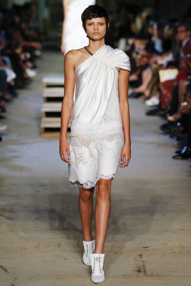 لوحة تأملية من Givenchy في مجموعة ربيع وصيف 2016