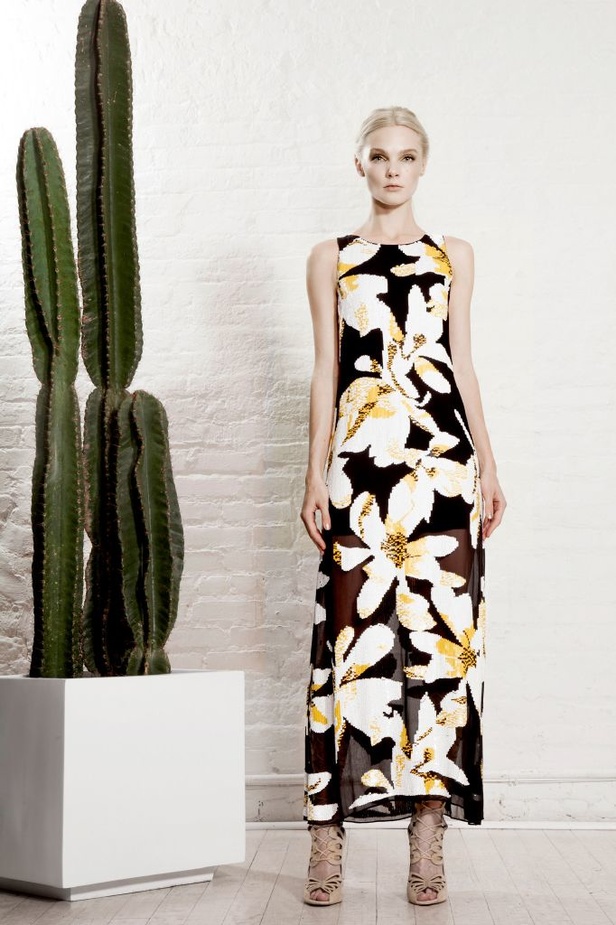 التطريز اليدوي والجينز الواسع يزيّنان مجموعة Alice and Olivia