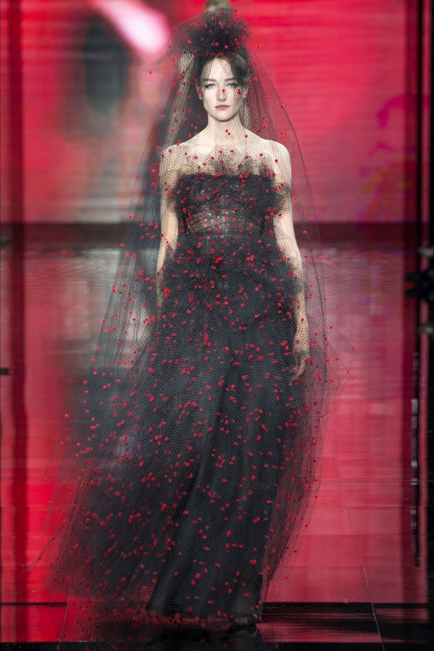 إحتفال مبكر  بعيد الحب في عرض Armani Prive!