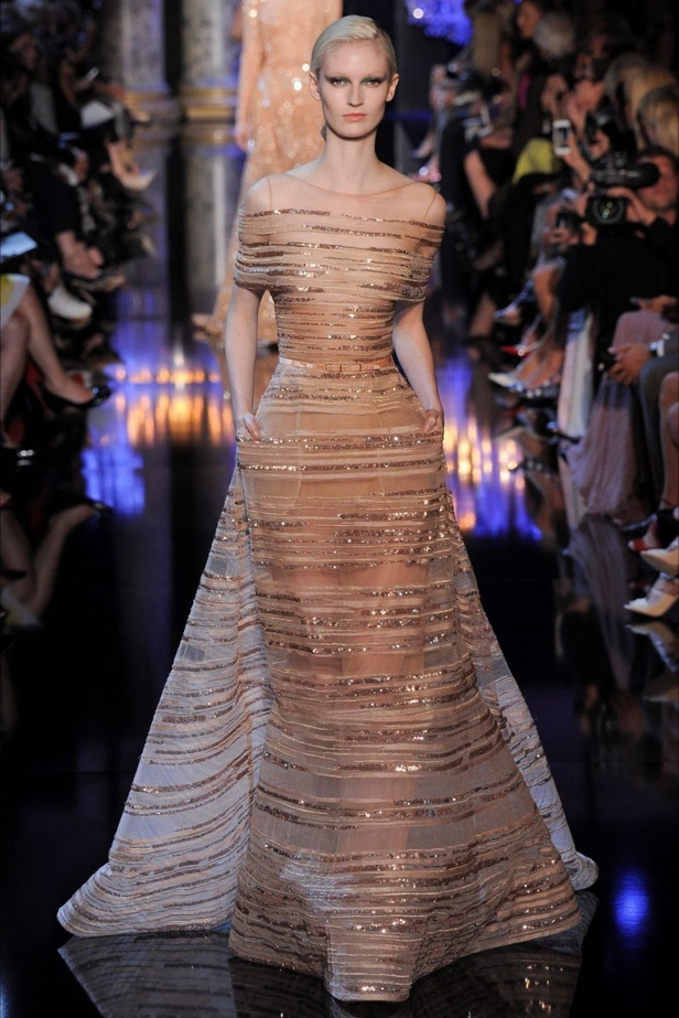 Elie Saab  يُدخلنا قصر الأنوار!