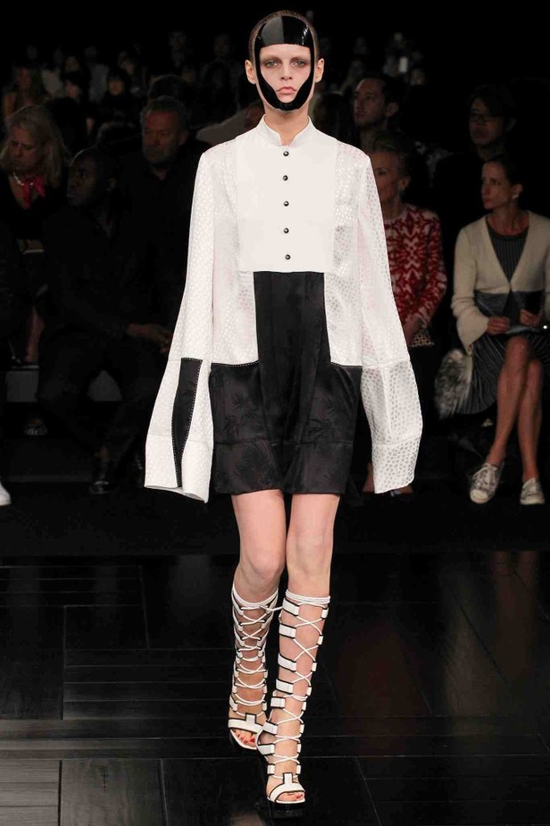 أناقة غامضة لربيع ALEXANDER MCQUEEN