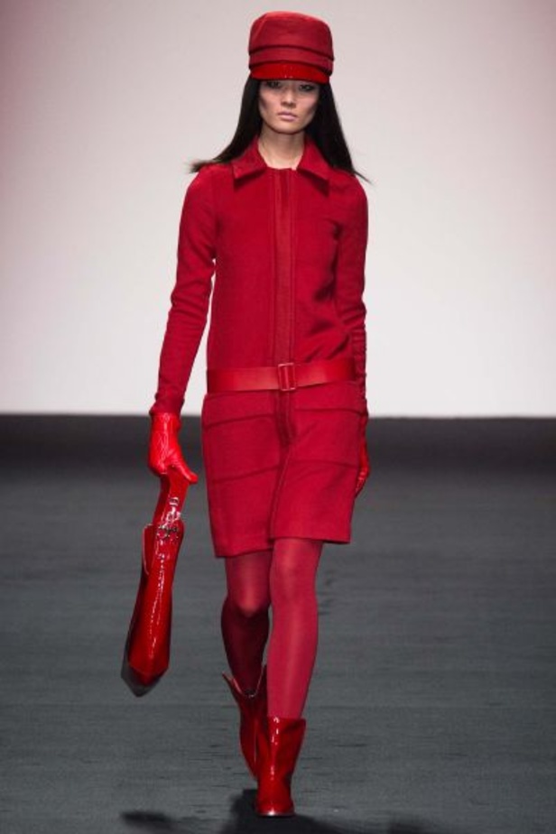 الأحمر الصارخ والجلد الفاخر الأبرز في مجموعة "Daks" 