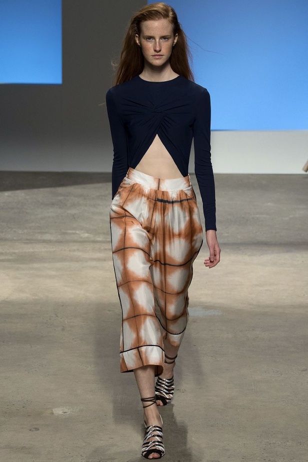 سحر الأنوثة الشبابية في مجموعة  Thakoon