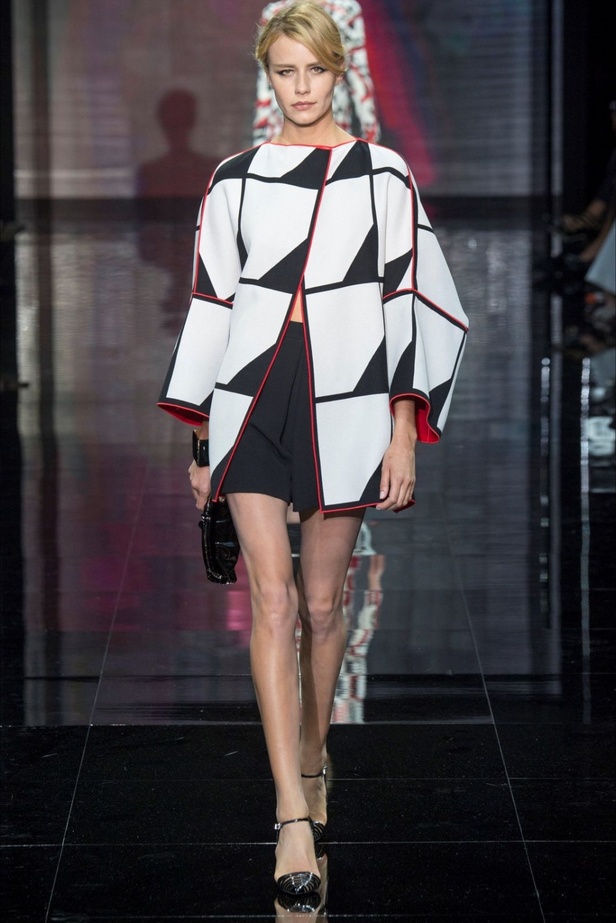 إحتفال مبكر  بعيد الحب في عرض Armani Prive!