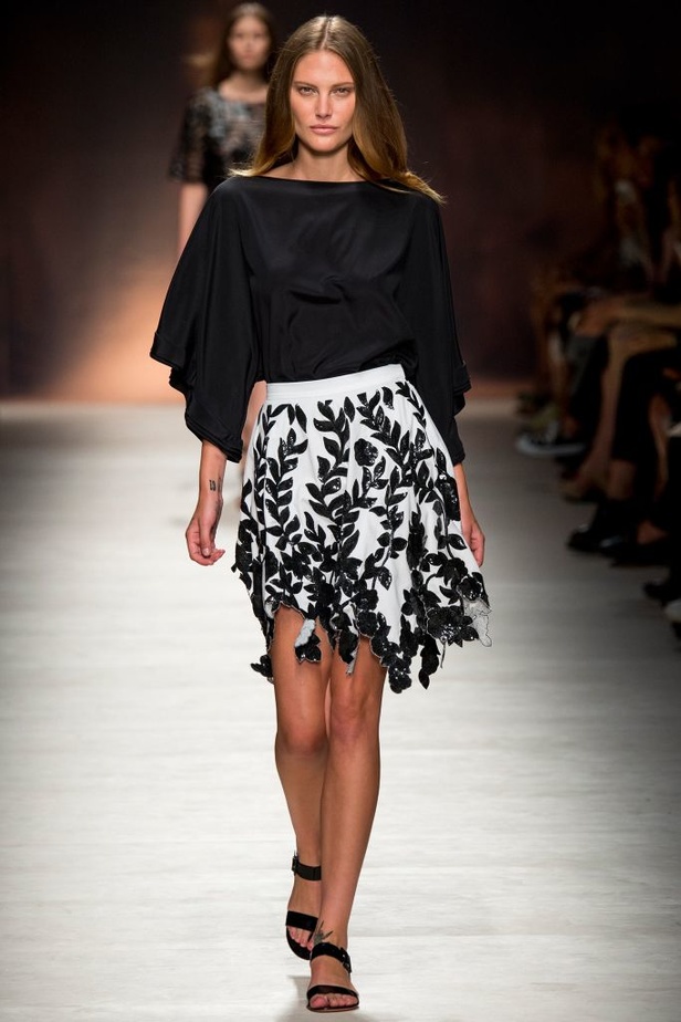 رومنسية Blumarine تنعكس بشفافية على المجموعة الجديدة