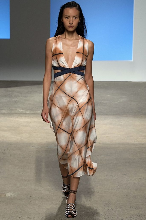 سحر الأنوثة الشبابية في مجموعة  Thakoon