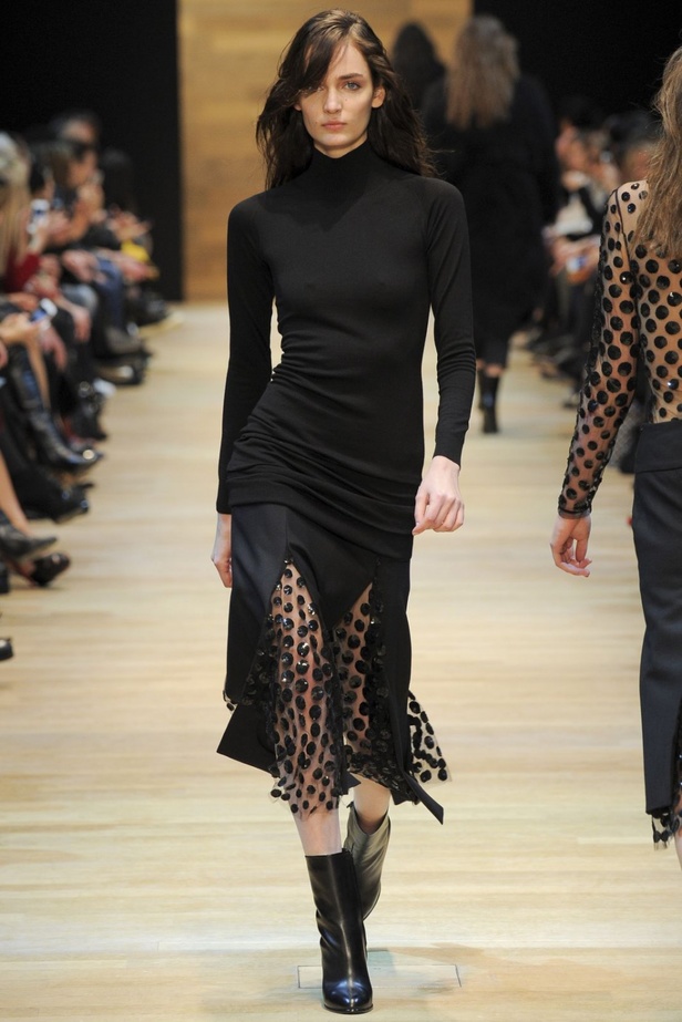 Guy Laroche قصات عسكرية بأسلوب أنثوي