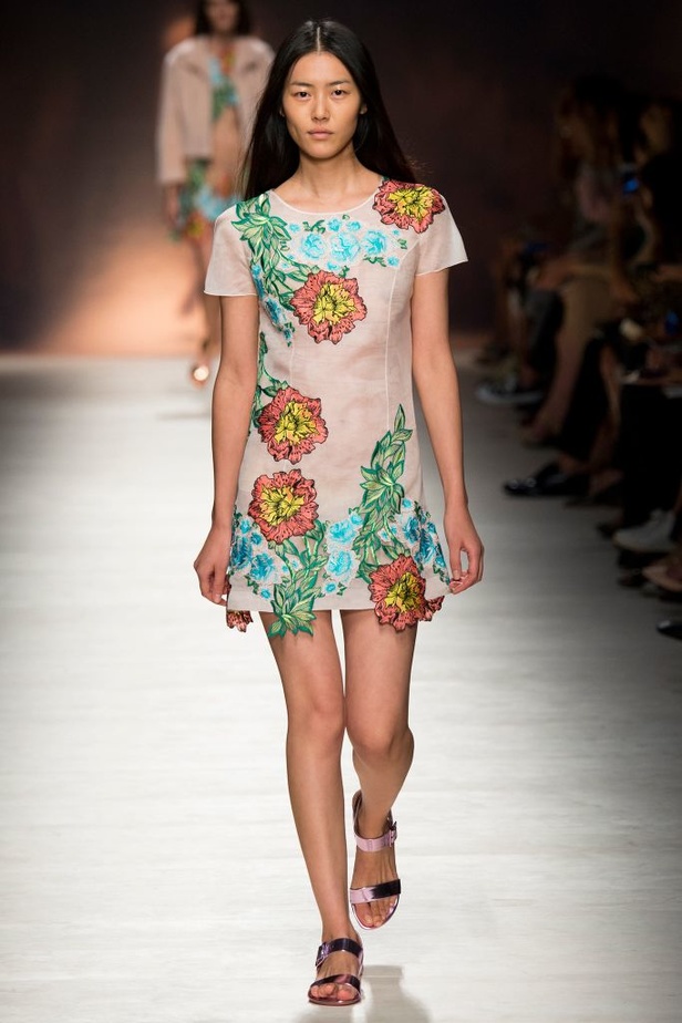 رومنسية Blumarine تنعكس بشفافية على المجموعة الجديدة