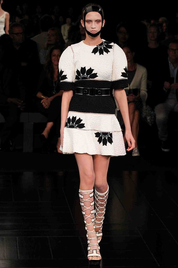 أناقة غامضة لربيع ALEXANDER MCQUEEN