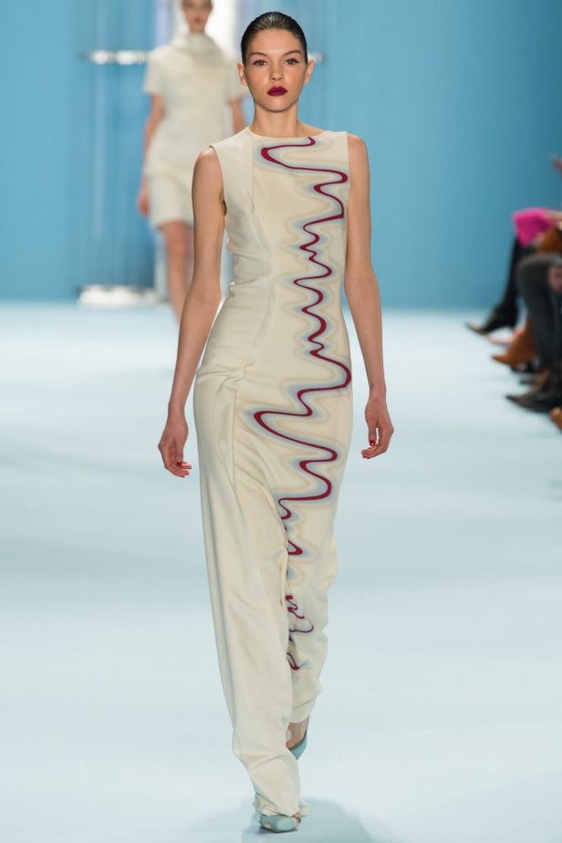 Carolina Herrera مجموعة غنية بين البحر والسماء