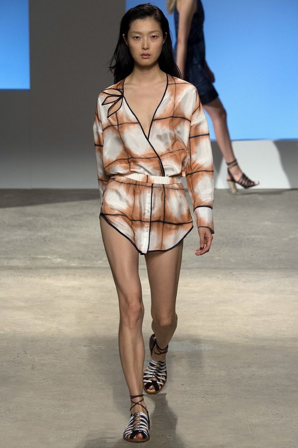 سحر الأنوثة الشبابية في مجموعة  Thakoon