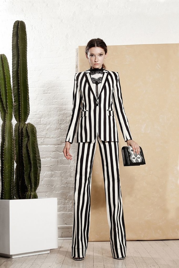 التطريز اليدوي والجينز الواسع يزيّنان مجموعة Alice and Olivia