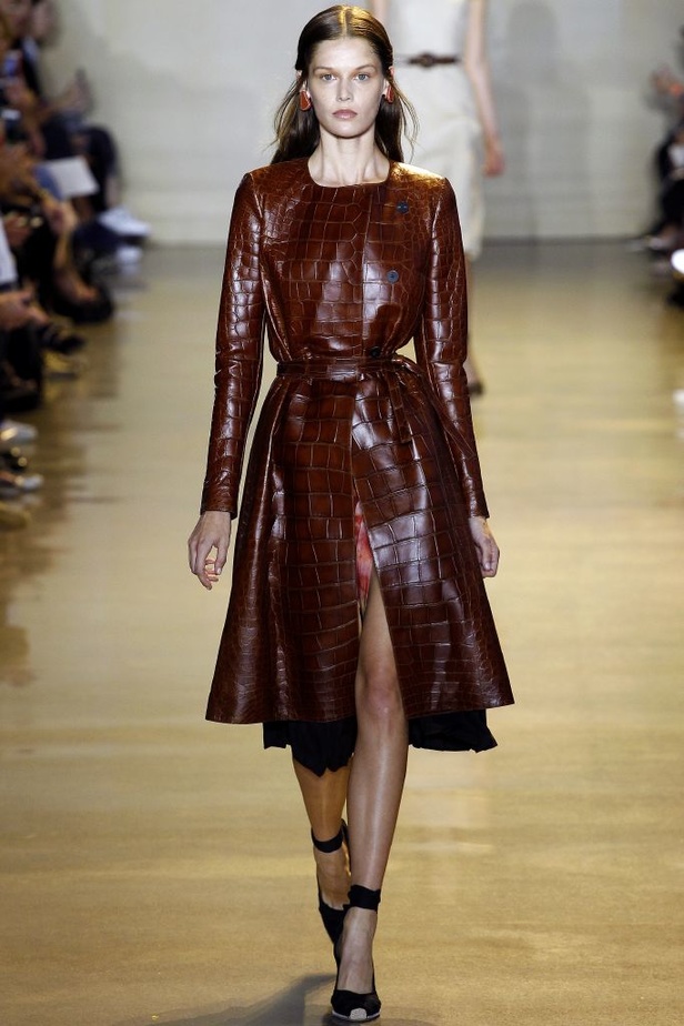 تصاميم رائعة جمعت التراث والإحترافية في عرض Altuzarra