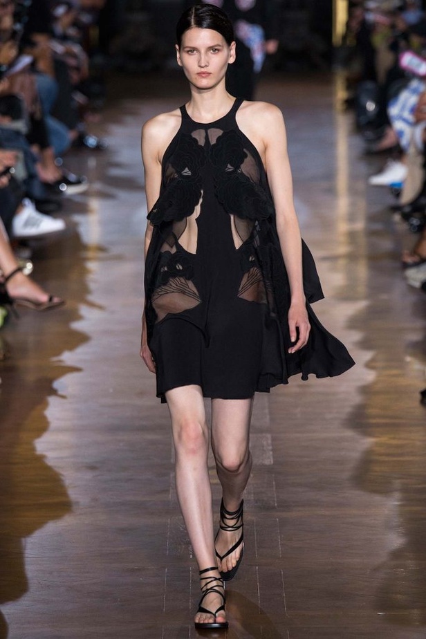 Stella McCartney تنقلنا إلى عالم الأحلام