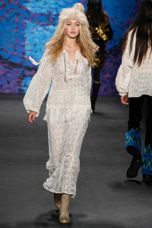 Anna Sui تعيد إبتكار الفولكلور على طريقتها