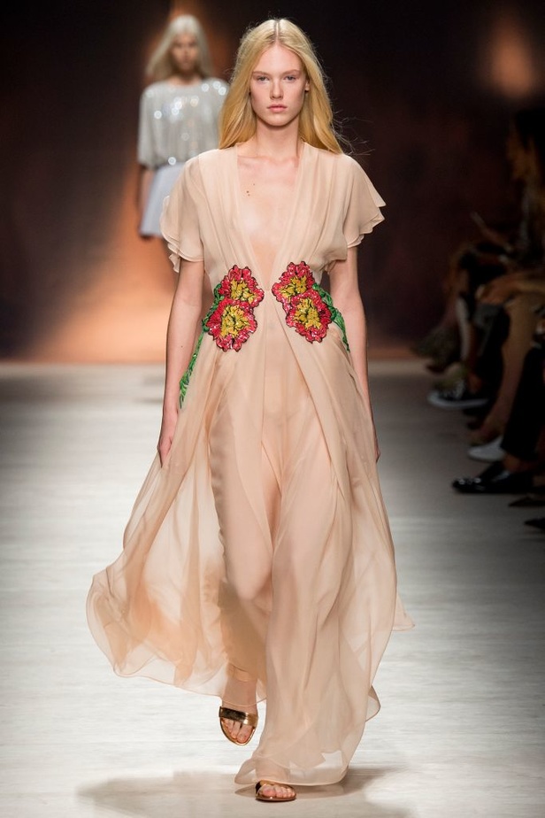 رومنسية Blumarine تنعكس بشفافية على المجموعة الجديدة