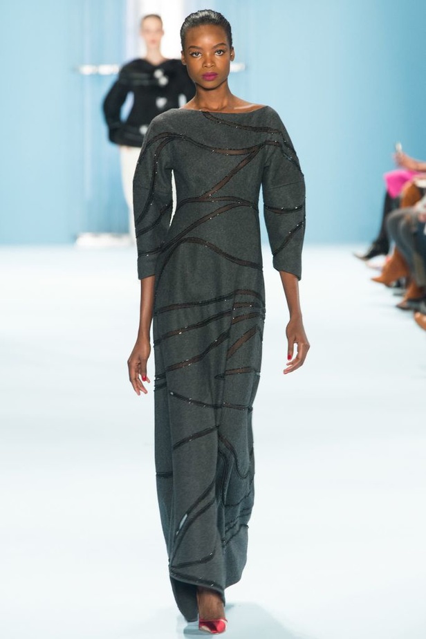 Carolina Herrera مجموعة غنية بين البحر والسماء