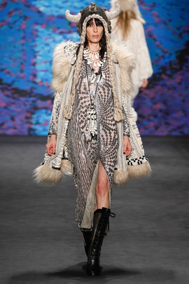 Anna Sui تعيد إبتكار الفولكلور على طريقتها