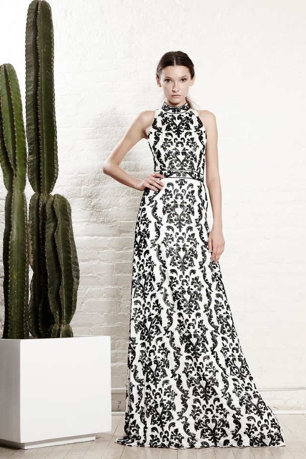 التطريز اليدوي والجينز الواسع يزيّنان مجموعة Alice and Olivia