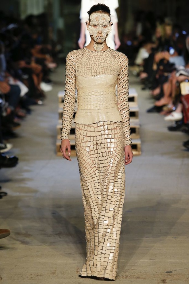 لوحة تأملية من Givenchy في مجموعة ربيع وصيف 2016