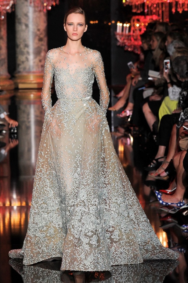 Elie Saab  يُدخلنا قصر الأنوار!