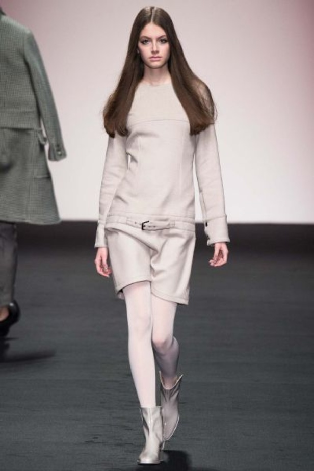 الأحمر الصارخ والجلد الفاخر الأبرز في مجموعة "Daks" 