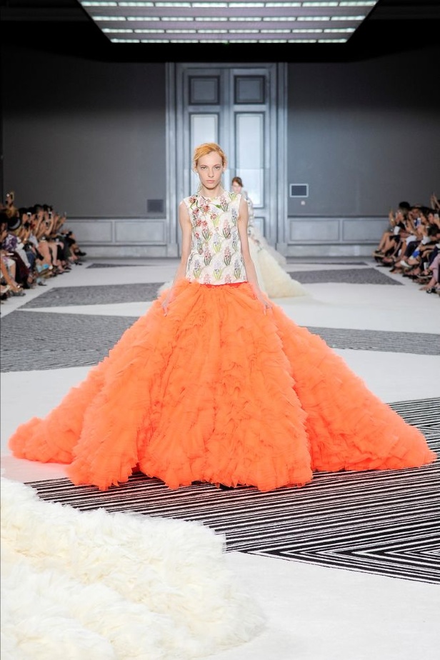 Giambattista Valli حلم صيفي لموسم خريفي بارد