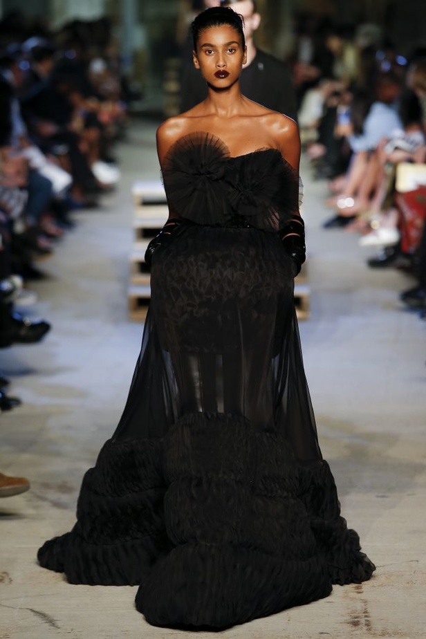 لوحة تأملية من Givenchy في مجموعة ربيع وصيف 2016