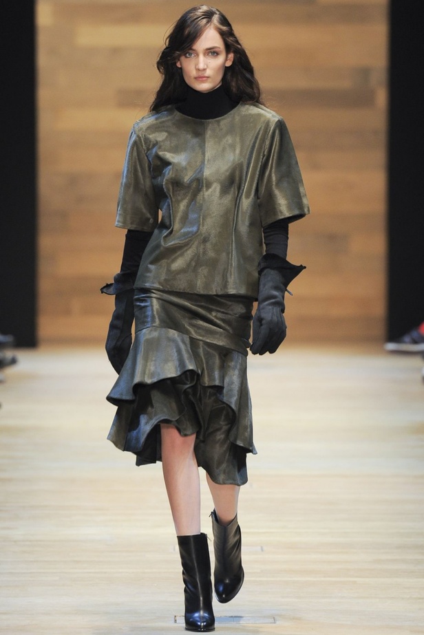 Guy Laroche قصات عسكرية بأسلوب أنثوي