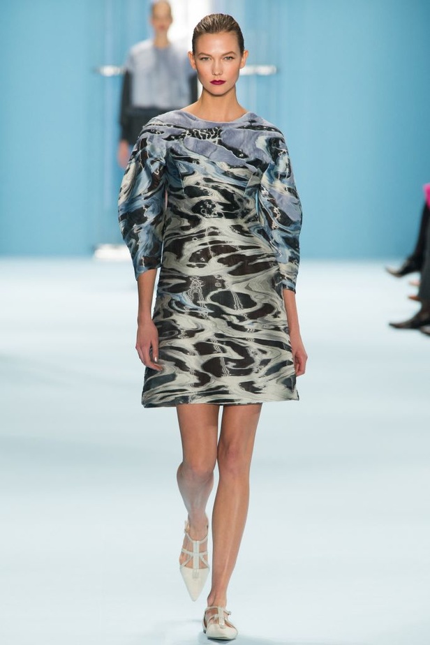 Carolina Herrera مجموعة غنية بين البحر والسماء